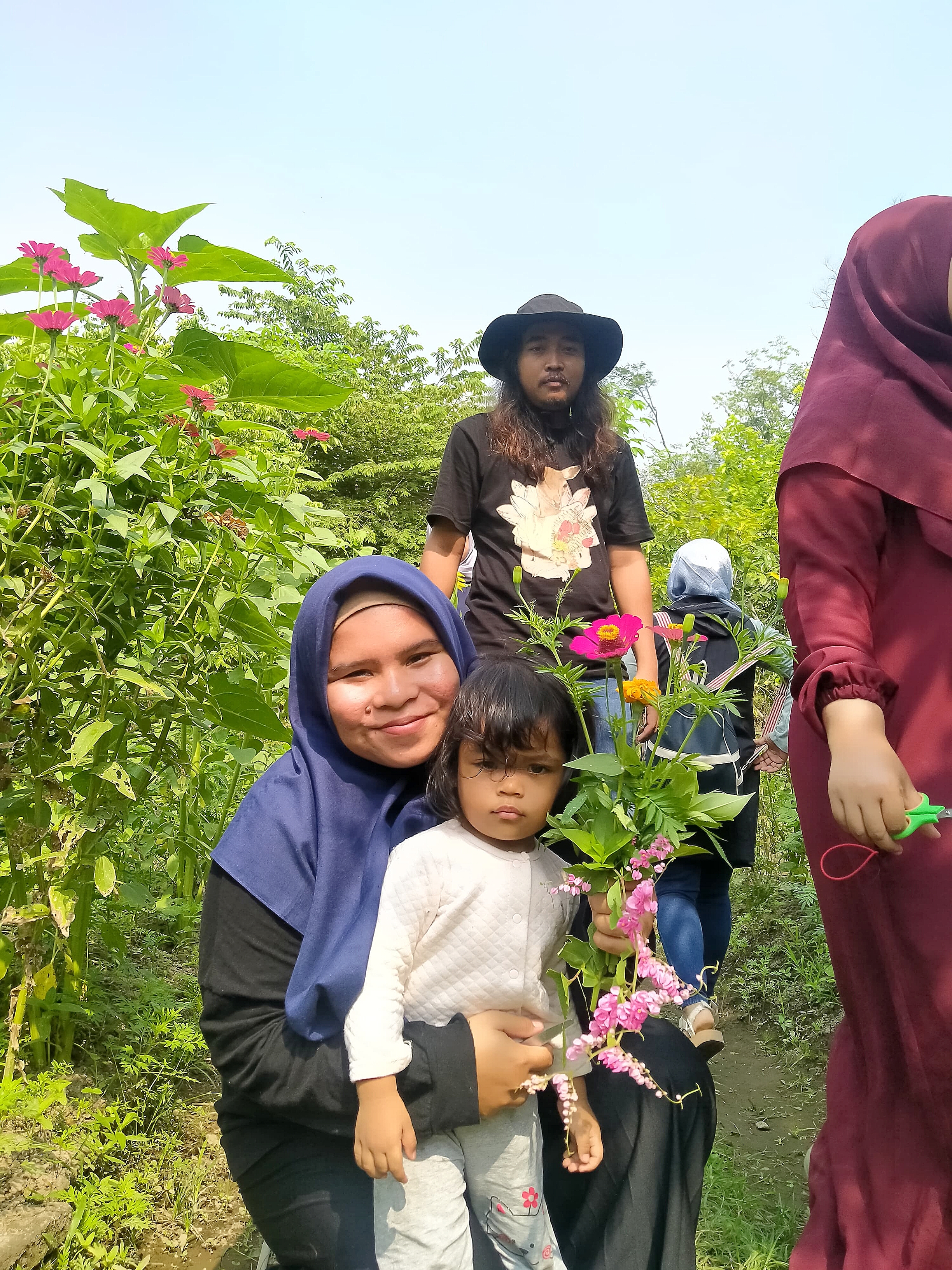 Mengambil Jeda dengan Berkebun dan Merangkai Bunga